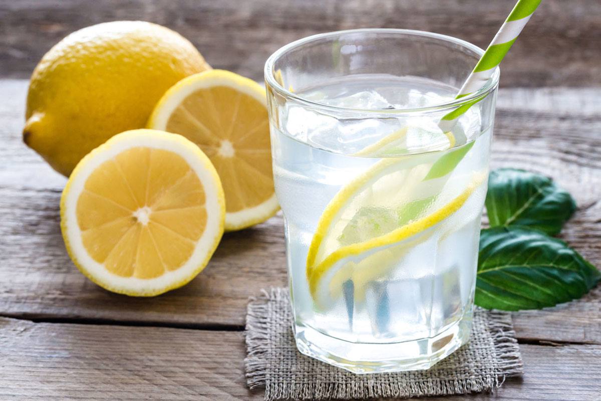 Glāze siltā ūdens ar citronu katru rītu